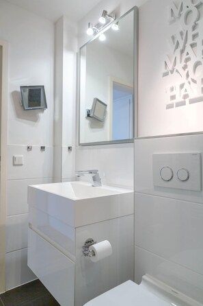 Shower, hair dryer - Off Shore - Direct beach location, modernized 2 room apartment with parking space. (Sylt)