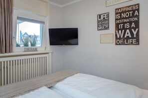 2 bedrooms, WiFi - Off Shore - Direct beach location, modernized 2 room apartment with parking space. (Sylt)