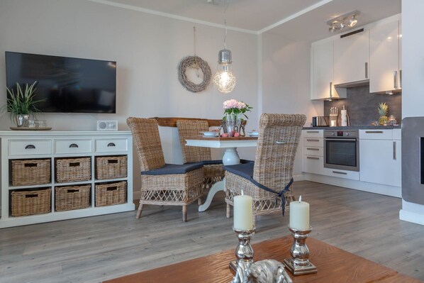 Interior - Off Shore - Direct beach location, modernized 2 room apartment with parking space. (Sylt)