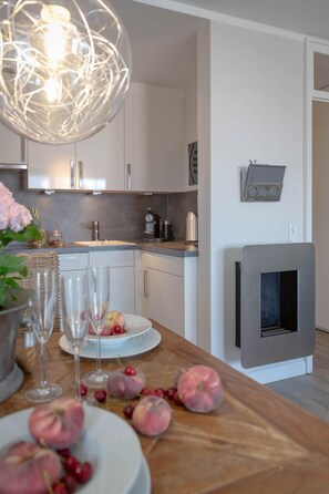 Kjøleskap, ovn, kokeplater og oppvaskmaskin