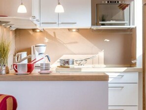 Kjøleskap, mikrobølgeovn, ovn og kokeplater