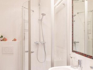 Douche, sèche-cheveux, serviettes fournies