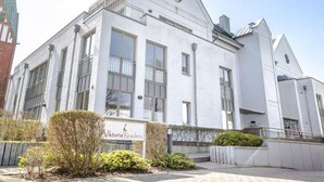 A modern building with a sign reading "Viktoria Residenz." It features large windows, a flat roof, and a white exterior. - Viktoria Residenz 9 - Top city location: Very comfortable, light-flooded 2 (Sylt)