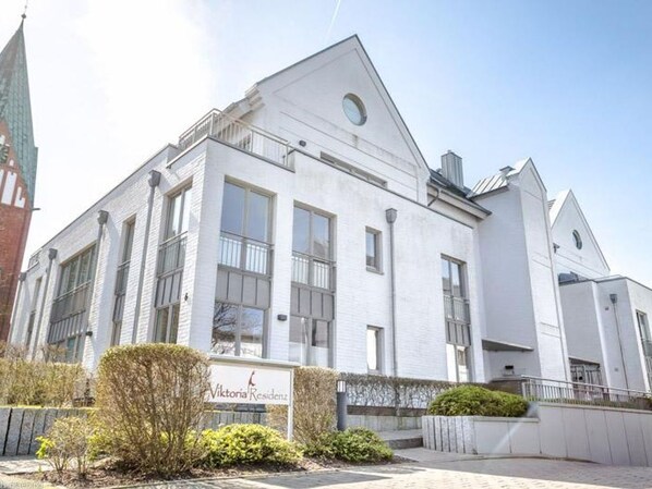 Unclassified image, 1 of 11, button