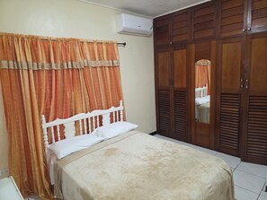 3 bedrooms, in-room safe, desk, iron/ironing board