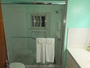 Dusche, Handtücher, Seife, Toilettenpapier