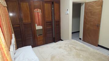 3 quartos, cofres nos quartos, escrivaninha