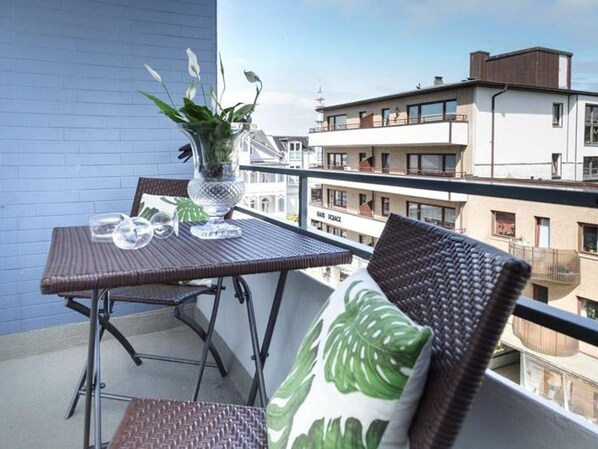 Unclassified image, 1 of 11, button