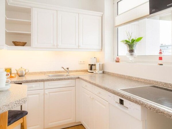 Fridge, microwave, stovetop, dishwasher