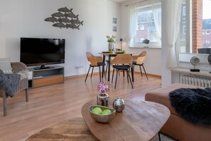 TV - HBS22-2 - 2 room flat in a quiet location for 3 people with balcony & parking space (Sylt)