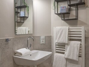 Dusche, Haartrockner, Handtücher