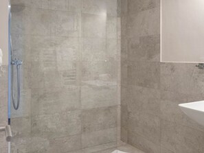 Ducha, secador de pelo, toallas