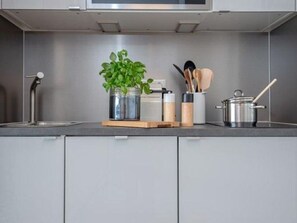 Refrigerador, cafetera y tetera y tetera eléctrica