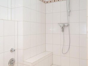 シャワー、ヘアドライヤー、タオル