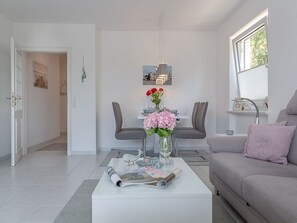 TV - SYLTROSE - Syltrose - Spacious 2-room apartment in a central & quiet location with (Sylt)