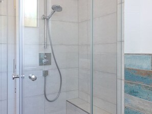 Chuveiro, secador de cabelo, toalhas de banho 