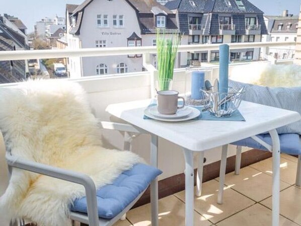 Unclassified image, 1 of 6, button