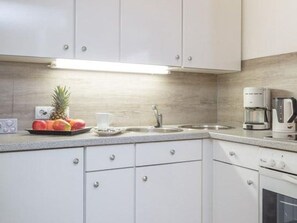 Frigorifero, microonde, forno, piano cottura