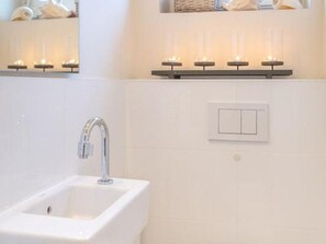 Douche, sèche-cheveux, serviettes fournies