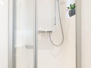 Douche, sèche-cheveux, serviettes fournies