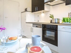 Unclassified image, 4 of 15, button