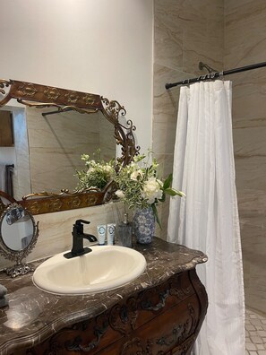Hair dryer, towels, soap, shampoo - Clean, New, Spacious, in Coconut Grove! (Miami)