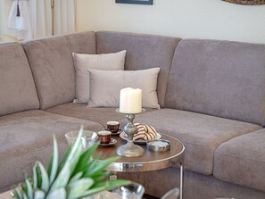 Unclassified image, 4 of 32, button