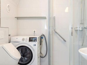 Dusj, hårføner og håndklær