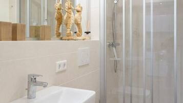 Dusche, Haartrockner, HandtĂŒcher