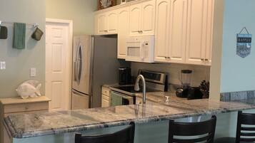 Kjøleskap, mikrobølgeovn, ovn og kokeplater