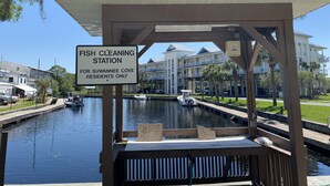 Una estación de limpieza de peces con un letrero que indica que es solo para residentes de Suwannee Cove.