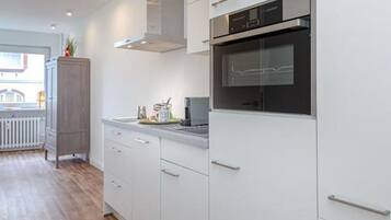 Mikrowelle, Ofen, Geschirrspüler, Wasserkocher mit Kaffee-/Teezubehör