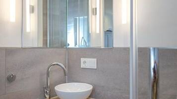 Douche, sĂšche-cheveux