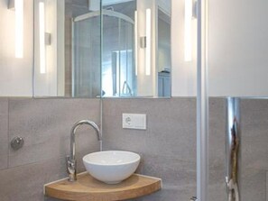Shower, hair dryer - Oceanfront Suite - Welcome.... Beach suite Sylt, 1-room apartment with (Sylt)