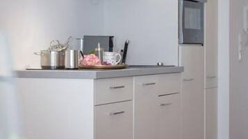 Mikrowelle, Ofen, Geschirrspüler, Wasserkocher mit Kaffee-/Teezubehör