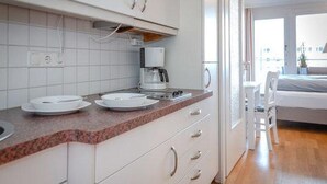 Kaffetrakter/tekoker, kjøleskap og mikrobølgeovn