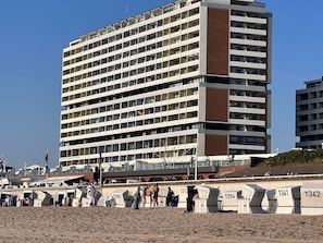 A multi-story hotel with numerous balconies and a beachside location. - Blu 69 - BLU 69 - Modern apartment in the Metropol building on the 3rd floor, (Sylt)