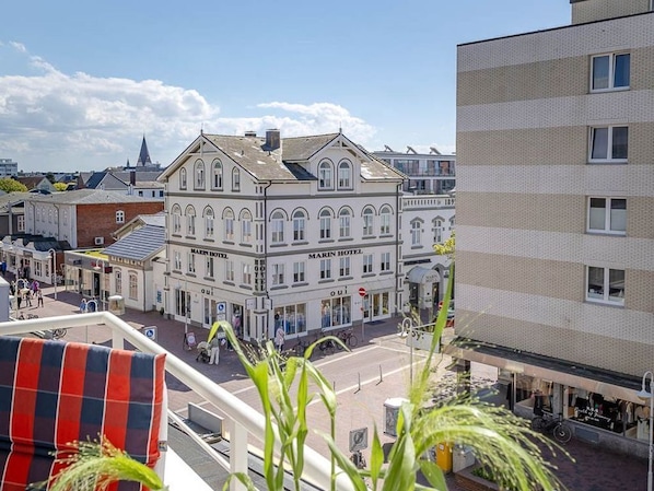 Un bĂątiment historique Ă la façade classique, situĂ© dans un emplacement privilĂ©giĂ© Ă lâangle dâune rue et dotĂ© dâune entrĂ©e bien visible.