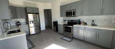 Kylskåp, mikrovågsugn, ugn och spishäll