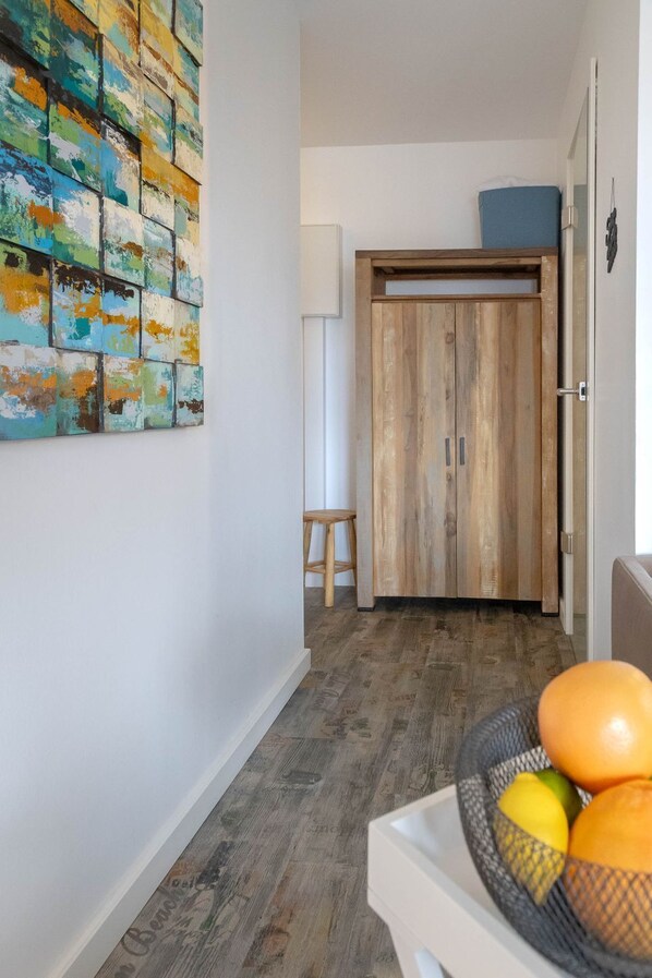 Interior - Butter with the fishes - beach & city location, modern suite with swimming pool & balcony. (Sylt)