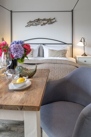 1 bedroom, WiFi, bed sheets - Butter with the fishes - beach & city location, modern suite with swimming pool & balcony. (Sylt)
