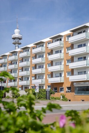 Exterior - Butter with the fishes - beach & city location, modern suite with swimming pool & balcony. (Sylt)
