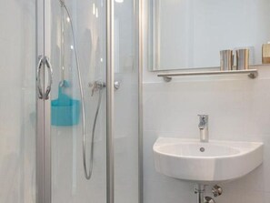 Een douche, een haardroger, handdoeken