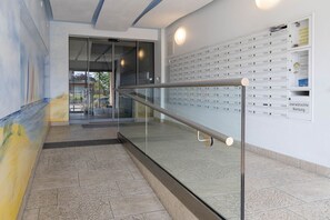 Interior - Butter with the fishes - beach & city location, modern suite with swimming pool & balcony. (Sylt)