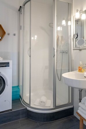 Shower, hair dryer, towels