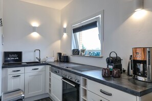Coffee/tea maker, fridge, microwave, oven - Butter with the fishes - beach & city location, modern suite with swimming pool & balcony. (Sylt)
