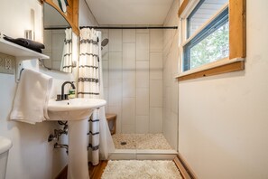 Bañera con ducha, secador de pelo, toallas, jabón