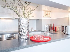 Mikrowelle, Ofen, Geschirrspüler, Wasserkocher mit Kaffee-/Teezubehör