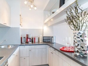 Unclassified image, 5 of 11, button