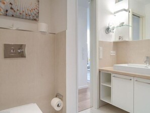 Douche, séchoir à cheveux, serviettes fournies